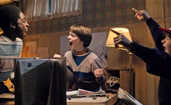 Dustin, Lucas y Will juegan a D&D en la serie Stranger Things de Netflix.